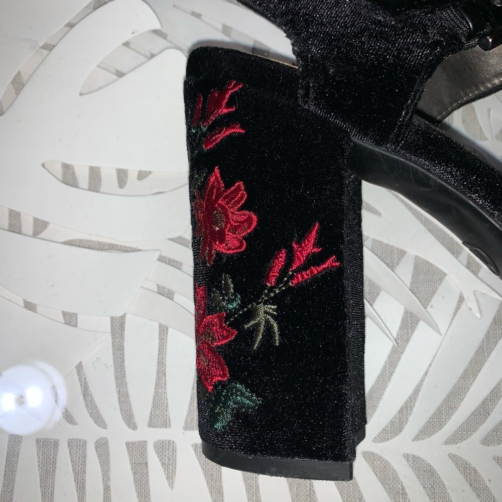 🥀 Cute Floral, Velvet Chunky Heels 🥀 - Picture 2 of 5